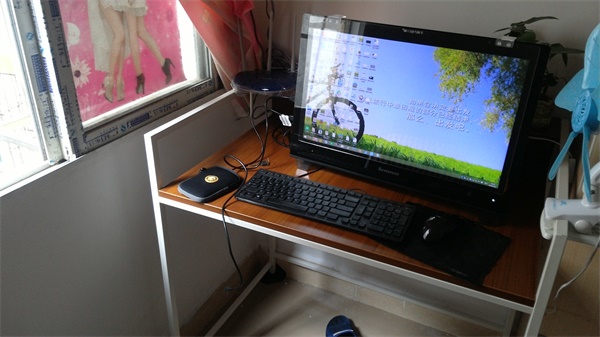 泰柚色电脑书桌1