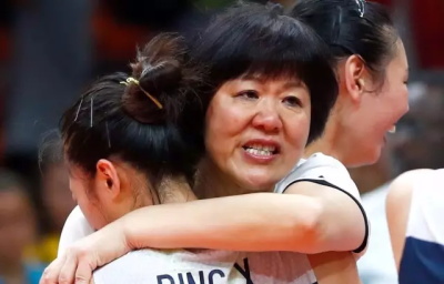 女子排球中国队战胜荷兰队，教练郎平和队员拥抱